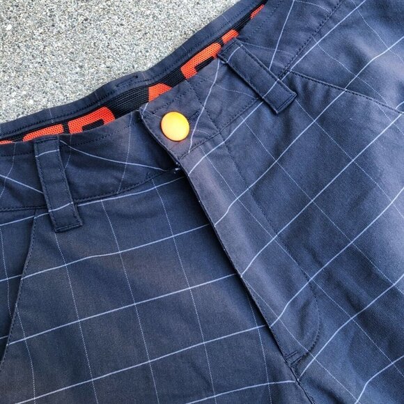 UNDER ARMOUR Moisture Wicking Golfing Shorts Men's Plaid Lightweight Grey​​​​​​​ - Picture 2 of 6